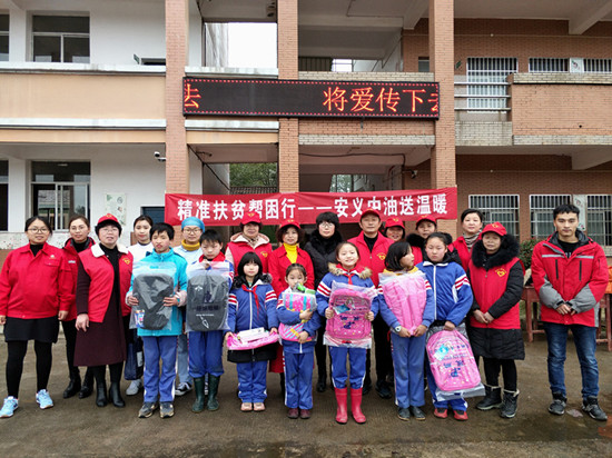愛心助學(xué)送溫暖  安義公司助貧困學(xué)子圓夢